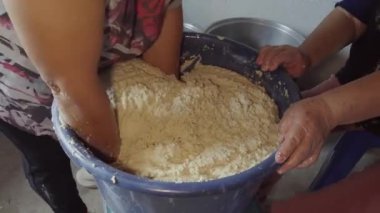 Masa hazırlama ve doldurma seçenekleriyle geleneksel Meksika tamaleleri hazırlamak