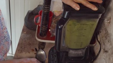 Canlı bir mutfak ortamında yeşil salsa soslu ve tavuklu geleneksel Meksika tamaleleri yapıyorum.