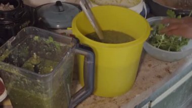Meksika dolmaları için yeşil salsa ve tavuklu geleneksel metodları keşfedin.