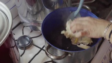 Geleneksel Meksika tamale usulü tavuk ve peynir doldurma işlemi