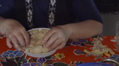 Canlı mutfak ortamında tavuk ve peynir dolgulu geleneksel Meksika tamaleleri yapmak.