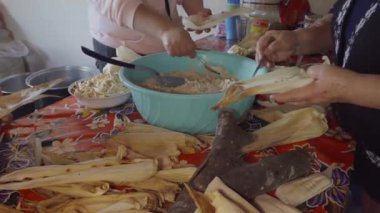 Geleneksel Meksika Tamalesi yapma sanatında yeşil salsa ve peynirle ustalaşmak