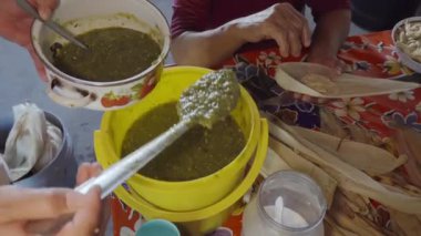 Yeşil salsa soslu otantik Meksika tamaleleri ve adım adım sardalya yapıyorum.