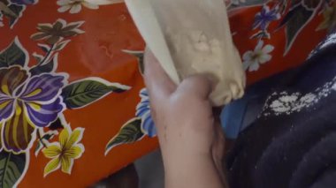 Geleneksel Meksika tamaleleri, canlı mutfakta sıfırdan tavuk ve peynirli.