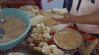 Yeşil salsa soslu ve kırmızı salsa peynirli geleneksel Meksika tamaleleri yapıyorum.