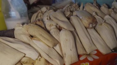 Geleneksel Meksika tamalelerini yeşil ve kırmızı salsa sosuyla hazırlama işlemi