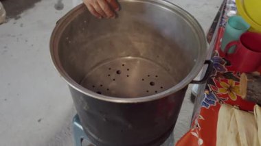 Geleneksel yöntem, ev mutfağında sıfırdan otantik Meksika dolmaları yapmaktır.