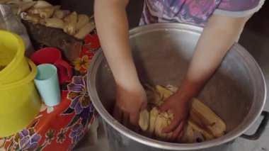 Sıcak bir mutfakta Meksika usulü tamale yapıyorum.