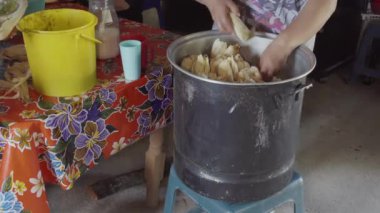 Geleneksel Meksika tamaleleri dolgu ve buhar teknikleriyle pişiriliyor.