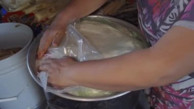 Lezzetli Meksika dolmalarını baştan sona yapmak için geleneksel bir yöntem.