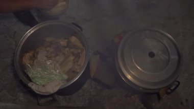 Geleneksel Meksika usulü tavuk ve peynirli tamale yapma sürecini araştırıyorum.