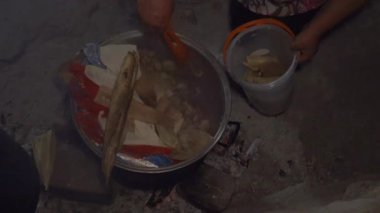 Meksika dolmaları, yeşil salsa sosu ve huarache ile.