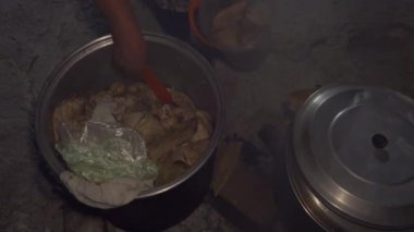 Geleneksel Meksika tamale işlemi yeşil salsa ve peynir dolgulu