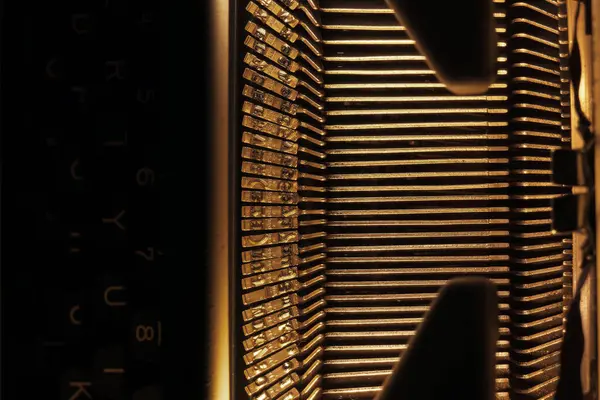 Kaliteli bir daktiloya yakın çekim, metalik mekanizma sıcak, altın ışık, sanatçılık ve nostaljinin vurgulanması, yaratıcı yazarlığın ve şiirin sembolü.