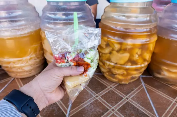 Otantik Meksika Sokak Gıda Dükkanı 'nda sebzeli Domuz Trotter.