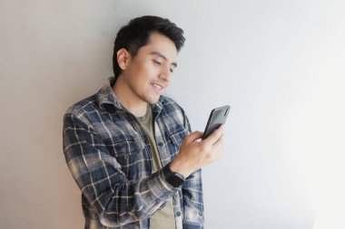 Parlak Ayarda Akıllı Telefon Kullanırken Gülümseyen Genç Adam