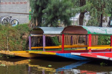 Renkli trajineralar sakin bir öğleden sonra Meksika 'da Xochimilco' ya demirledi.