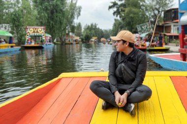 Meksika, Xochimilco 'daki bir trajineranın huzurlu bir anının tadını çıkarıyorum.