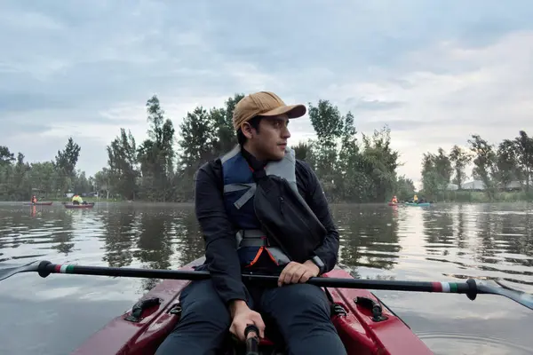 Sakin bir gölde, sakin bir gündoğumunda heyecanlı bir kano macerası