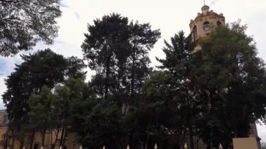 Coyoacan Mexico 'yu ve yemyeşil alanların arasındaki tarihi yapısını keşfedin.