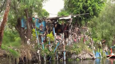 Xochimilco, Meksika 'daki Dolls' un ürkütücü adasını keşfedin.