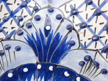 Meksika 'daki zanaatkarlar hassas mavi desenlere sahip büyüleyici Talavera seramiklerini üretmekte uzmanlaşmışlardır. Bu sanat formu karmaşık çiçek tasarımları ve zengin renkler ile karakterize edilir, derin bir kültürel mirası yansıtır..
