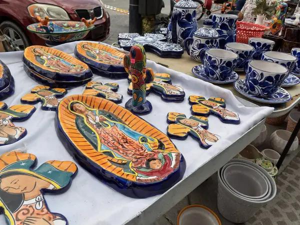 Talavera 'nın çeşitli el sanatları Meksika' daki kalabalık bir pazarda dikkat çekiyor. Canlı seramik parçalar, her biri karmaşık tasarımlarla süslenmiş tabak, kupa ve biblolar içerir. Sanatçılar yeteneklerini sergileyerek, ziyaretçileri yerel kültürü takdir etmeye davet ediyorlar. 