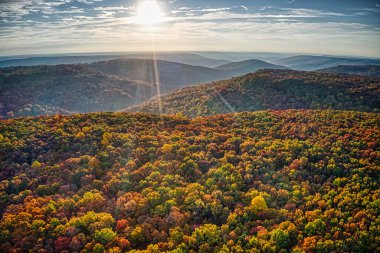 Sonbahar boyunca Cumberland Dağları 'nda gün doğumu. Güney Tennessee' de güzel bir sonbahar yeşilliği..