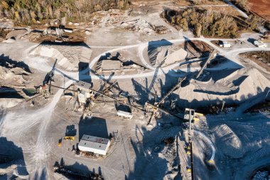 Ezilmiş taş ve çakıl işleme tesisi. Madencilik ve taş ocağı ekipmanları