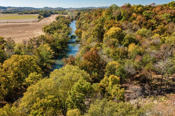 Nehir, orman ve tarım arazisi olan sonbahar renkli bir manzara. Tennessee 'deki hava manzarası..