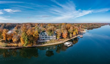 Yüksek çözünürlüklü panorama göl evleri, tekne rıhtımı ve Tennessee 'deki Tims Ford Gölü' ndeki güzel sonbahar yeşillikleri..