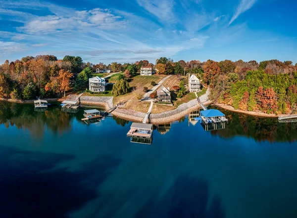 stock image High resolution aerial view panorama of lakefront homes, boat docks and beautiful autumn colorful foliage on Tims Ford Lake in Tennessee.