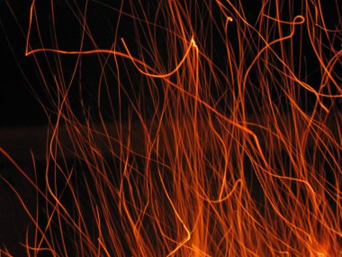 Iskry z ogniska w ciep letni noc