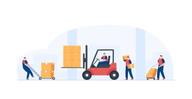 Depo çalışanları forkliftle kutu kaldırıyor. Depo forklift lojistiği. Nakliye endüstrisi. Görüntü