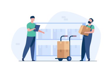 Depo çalışanları envanteri düzenlemek ve yönetmek için bir pano ve el arabası kullanıyorlar. Verimli depo operasyonları lojistik, tedarik zinciri yönetimi ve e-ticaret tatbikatı için gereklidir.