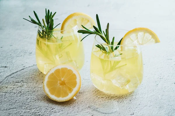 Zimny Koktajl Lemoniada Plasterkach Cytryny Roślina Rozmarynu Białym Betonowym Tle — Zdjęcie stockowe