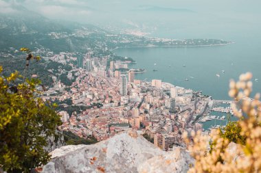 Monako 'nun panoramik manzarası, liman, koy, binalar ve dağ tepesinden deniz kıyısı. Güzel bir şehir manzarası. Avrupa seyahati. Yukarıdan görüntüle.