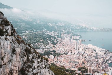 Monako 'nun panoramik manzarası, liman, koy, binalar ve dağ tepesinden deniz kıyısı. Güzel bir şehir manzarası. Avrupa seyahati. Yukarıdan görüntüle.