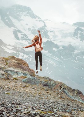 Kız, sırt çantalı, deri ceketli, dağ zemininde bir kadın. Matterhorn, Zermatt, İsviçre yakınlarındaki Gornergrat 'ın tepesinde. İsviçre Alpleri yürüyüşü. Avrupa 'da macera. Turist.