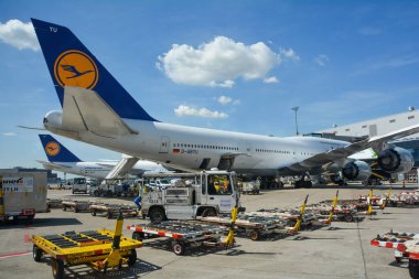 Frankfurt Havaalanı Almanya 02 Ağustos 2022 - Lufthansa makineleri bazı bagaj vagonları ile terminalde