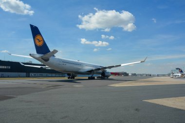 Frankfurt Havaalanı Almanya 02 Ağustos 2022 - Havaalanında ve pistte Lufthansa makineleri