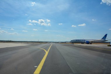 Frankfurt Havaalanı Almanya 2 Ağustos 2022 - Birleşik uçaklar pistte bir sürü pist ve mavi gökyüzü ile