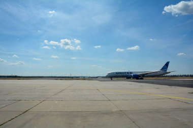 Frankfurt Havaalanı Almanya 2 Ağustos 2022 - Birleşik uçaklar pistte bir sürü pist ve mavi gökyüzü ile