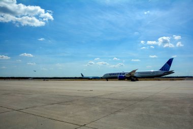 Frankfurt Havaalanı Almanya 2 Ağustos 2022 - Birleşik uçaklar pistte bir sürü pist ve mavi gökyüzü ile