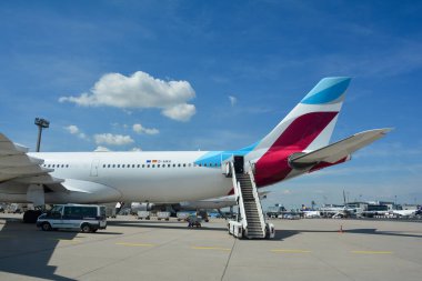 Frankfurt Havaalanı Almanya 02 Ağustos 2022 - Eurowings Yolcu merdivenleri ve mavi gökyüzü olan uçağı keşfetti