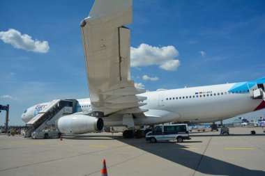 Frankfurt Havaalanı Almanya 02 Ağustos 2022 - Eurowings Yolcu merdivenleri ve mavi gökyüzü olan uçağı keşfetti