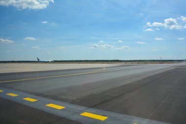 Frankfurt Havaalanı Almanya 2 Ağustos 2022 - Air Canada uçağı pistine doğru yol alırken bir sürü asfalt ve mavi gökyüzü