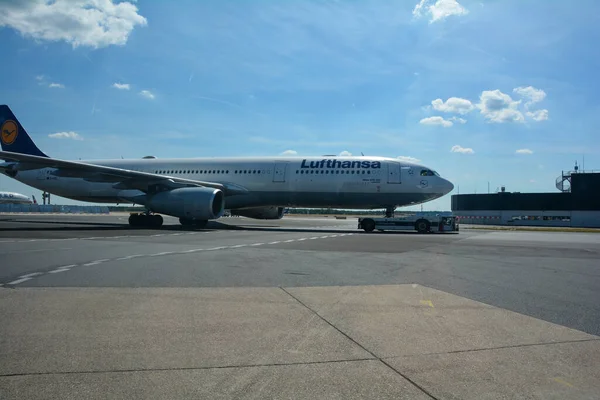 德国法兰克福机场2022年8月2日 德国汉莎航空被一辆蓝天汽车拖上跑道 — 图库照片