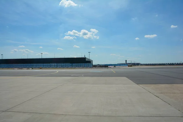 Frankfurt Airport Γερμανία Αύγουστος 2022 Διάφορα Κτίρια Από Εξωτερικό Διάδρομο — Φωτογραφία Αρχείου