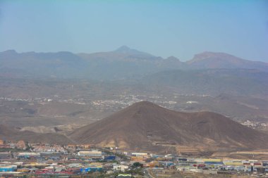 İspanya 'daki Tenerife Güney Havaalanı' na yaklaşan bulanık bir uçak penceresinden görüntü. Adanın kırsalına bakan.